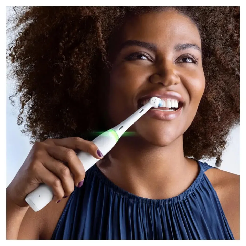 Oral-B iO Series 4 Quite Yetişkin Döner diş fırçası Beyaz Thumbnail 3