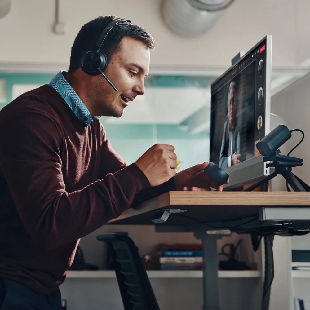 HP Poly Voyager Focus 2-M USB-C-C Headset USB-C/A Adapter Charging Stand Poly+ 3years Thumbnail 1