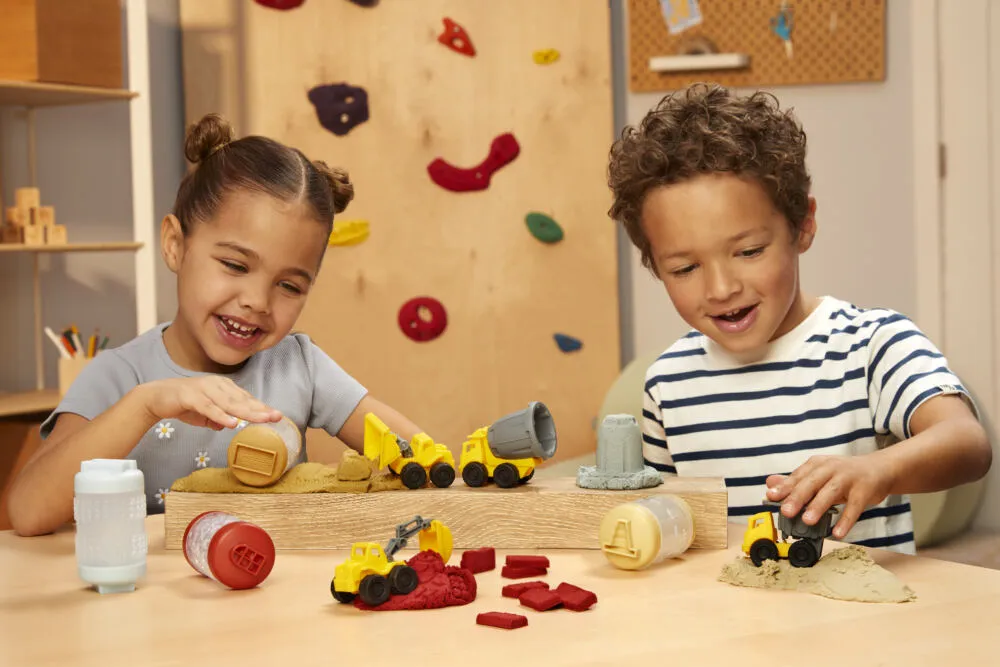 MGA Entertainment Wonder Factory Never Dry Sand Construction Trucks - Light Brown + Dump Truck 532897 Thumbnail 7